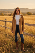 Cargar imagen en el visor de la galería, Abrigo borrego camel — modelo campo botas camperas
