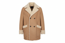 Cargar imagen en el visor de la galería, Abrigo shearling fondo blanco
