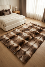 Cargar imagen en el visor de la galería, Alfombra completamente extendida con la cara estampada hacia arriba en una habitación acogedora

