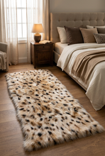 Cargar imagen en el visor de la galería, Alfombra de piel moteada en un dormitorio cálido y confortable, decorado a juego, en formato vertical 2:3
