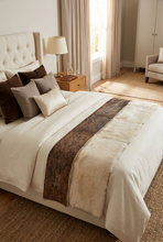 Cargar imagen en el visor de la galería, Alfombra sobre una cama con decoración a juego en tonos crema y marrón
