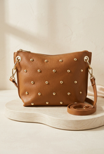 Cargar imagen en el visor de la galería, Bolso camel sobre piedra esculpida en una composición editorial
