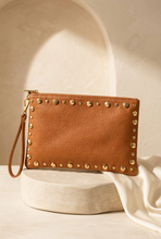 Cargar imagen en el visor de la galería, Bolso cognac con tachuelas en una composición editorial
