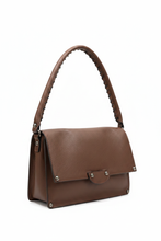 Cargar imagen en el visor de la galería, Bolso marrón grained leather fondo blanco editorial
