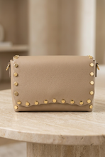 Cargar imagen en el visor de la galería, Bolso original sin bandolera sobre una mesa de piedra clara
