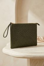 Cargar imagen en el visor de la galería, Bolso verde oliva sobre piedra clara en una composición editorial
