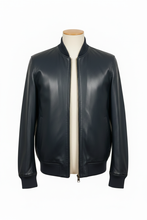 Cargar imagen en el visor de la galería, Bomber negra nappa fondo blanco ghost mannequin
