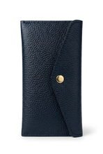 Cargar imagen en el visor de la galería, Cartera de cuero granulado azul oscuro sobre fondo blanco
