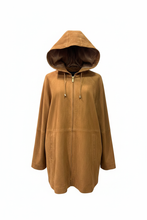 Cargar imagen en el visor de la galería, Cazadora ante camel capucha sin maniquí fondo blanco
