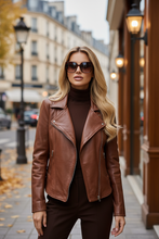 Cargar imagen en el visor de la galería, Cazadora Cognac - Modelo Rubia Revista Lujo
