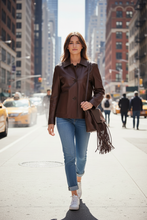 Cargar imagen en el visor de la galería, Cazadora marrón modelo Nueva York bolso a juego
