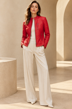 Cargar imagen en el visor de la galería, Cazadora roja en modelo elegante con fondo arena minimalista
