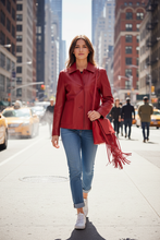 Cargar imagen en el visor de la galería, Cazadora roja modelo joven Nueva York vaquero bolso flecos

