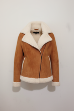 Cargar imagen en el visor de la galería, Cazadora shearling camel sin maniquí fondo blanco
