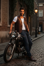 Cargar imagen en el visor de la galería, Chaleco piel marrón modelo moto camiseta blanca urbano
