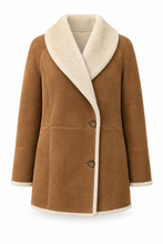 Cargar imagen en el visor de la galería, Chaquetón camel de ante con cuello chal de borreguito crema y dos botones sobre fondo blanco
