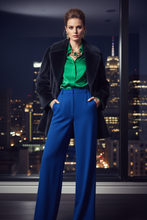 Cargar imagen en el visor de la galería, Chaqueta cordero azul cadera — modelo editorial ciudad noche
