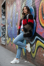 Cargar imagen en el visor de la galería, Chaqueta cordero tigrado multicolor chica joven pared grafiti
