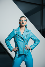 Cargar imagen en el visor de la galería, Chaqueta cuero turquesa — vertical editorial
