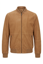 Cargar imagen en el visor de la galería, Chaqueta de ante camel con efecto maniquí invisible sobre fondo blanco
