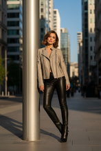 Cargar imagen en el visor de la galería, Chaqueta gris en modelo elegante
