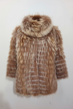 Cargar imagen en el visor de la galería, Chaqueta mapache miel caramelo paneles horizontales sin maniquí fondo blanco
