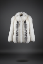 Cargar imagen en el visor de la galería, Chaqueta zorro blanco fondo oscuro sin maniquí
