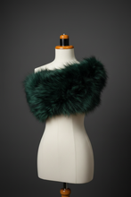 Cargar imagen en el visor de la galería, Cuello plumas verde busto — vertical
