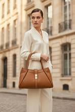 Cargar imagen en el visor de la galería, Editorial con modelo elegante y bolso camel en primer plano
