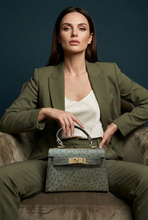 Cargar imagen en el visor de la galería, Fotografía de la modelo con el bolso más pequeño y proporcionado
