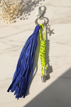 Cargar imagen en el visor de la galería, Llavero azul amarillo sobre mármol flores secas
