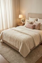 Cargar imagen en el visor de la galería, Manta sobre una cama romántica con accesorios coordinados en marfil, champán y rosa empolvado, en formato vertical 2:3
