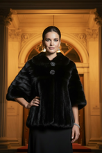 Cargar imagen en el visor de la galería, Modelo bolero visón negro fondo beige teatro
