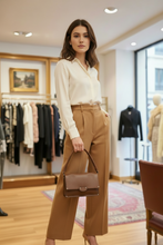 Cargar imagen en el visor de la galería, Modelo boutique bolso marrón grained leather
