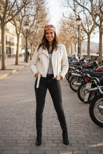 Cargar imagen en el visor de la galería, Modelo cazadora blanca con pañuelo fondo motos
