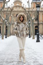 Cargar imagen en el visor de la galería, Modelo con capucha en el Espolón de Logroño nevado
