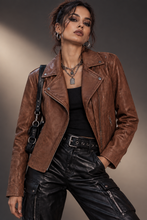 Cargar imagen en el visor de la galería, Modelo con la cazadora biker, nuevo fondo de estudio editorial minimalista
