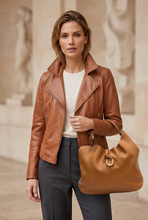 Cargar imagen en el visor de la galería, Modelo con los cuellos subidos y bolso camel de Extrapiel
