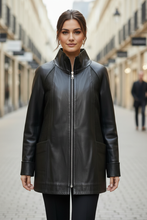 Cargar imagen en el visor de la galería, Modelo en primer plano con chaqueta de piel negra
