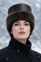 Cargar imagen en el visor de la galería, Modelo en primer plano con gorro de cuero y pelo marrón

