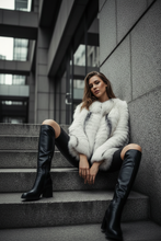 Cargar imagen en el visor de la galería, Modelo escalera piernas juntas chaqueta zorro blanco

