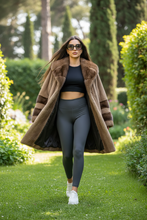 Cargar imagen en el visor de la galería, Modelo estilosa sport con gafas paseando por camino de césped
