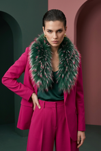 Cargar imagen en el visor de la galería, Modelo joven con pelo engominado, actitud cañera y conjunto fucsia y verde a juego con el cuello
