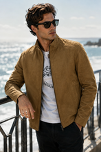 Cargar imagen en el visor de la galería, Modelo junto al mar con cazadora de ante camel
