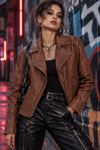 Cargar imagen en el visor de la galería, Modelo moderna con la cazadora biker de cuero marrón, estilismo rompedor y fondo urbano editorial
