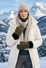 Cargar imagen en el visor de la galería, Modelo muy abrigada con las manoplas en un paisaje invernal nevado
