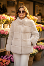 Cargar imagen en el visor de la galería, Modelo primer plano fondo difuminado mercado flores
