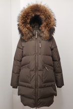 Cargar imagen en el visor de la galería, Parka acolchada oliva capucha piel marmota esponjosa de frente fondo blanco
