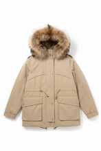Cargar imagen en el visor de la galería, Parka beige fondo blanco sin maniquí
