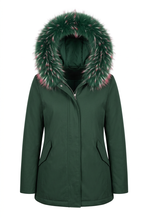 Cargar imagen en el visor de la galería, Parka de tela verde bosque con el pelo verde y rosa como ribete de capucha, sobre fondo blanco y sin maniquí visible
